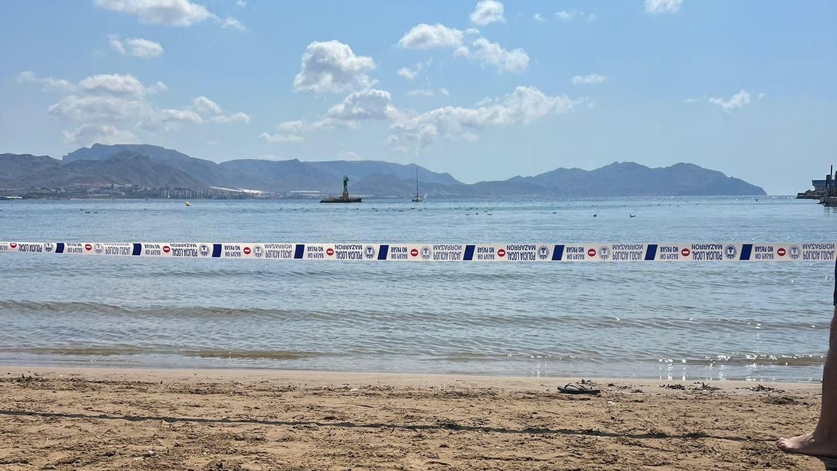 La Playa del Puerto de Mazarrón, acordonada.