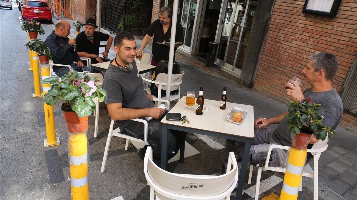 Una de las terrazas ganadas a la calzada en Barcelona durante la pandemia.