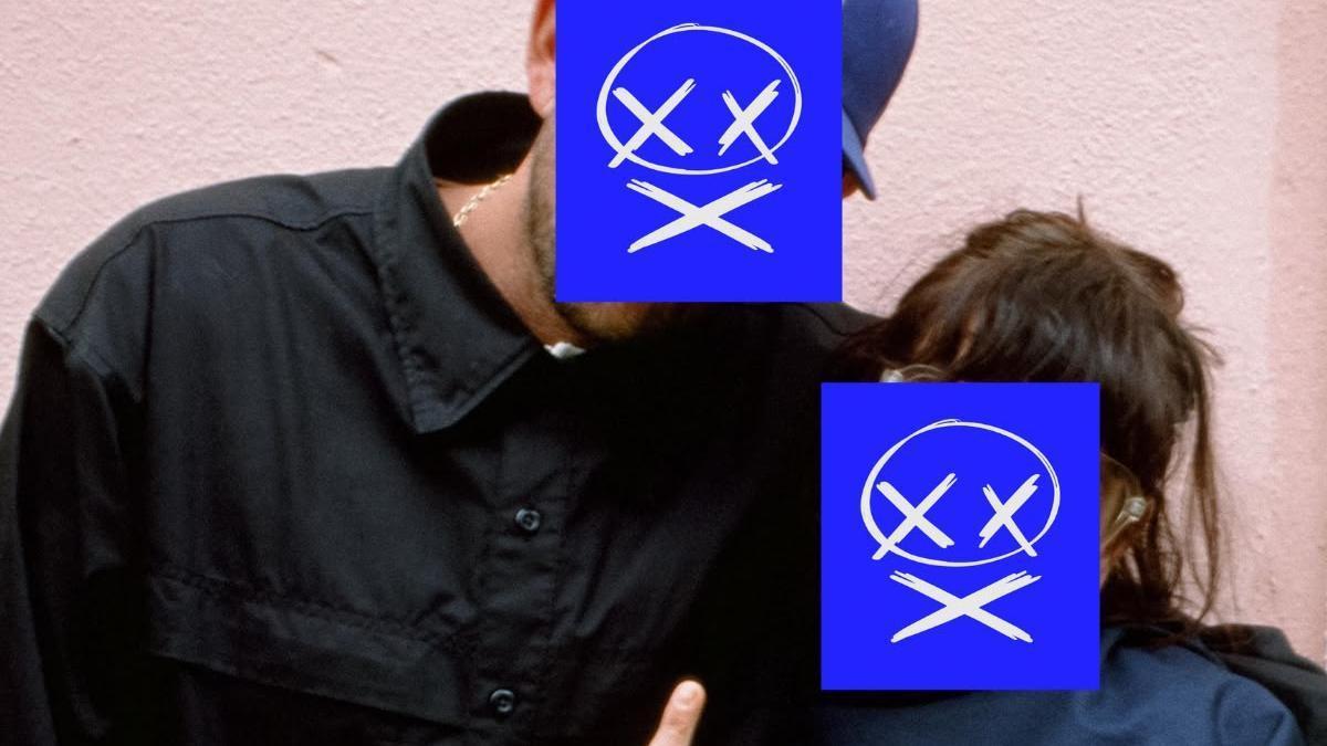 Aarón del Valle y Coral Aguado, impulsores de Original Pirates, con el logo de la iniciativa en el rostro.