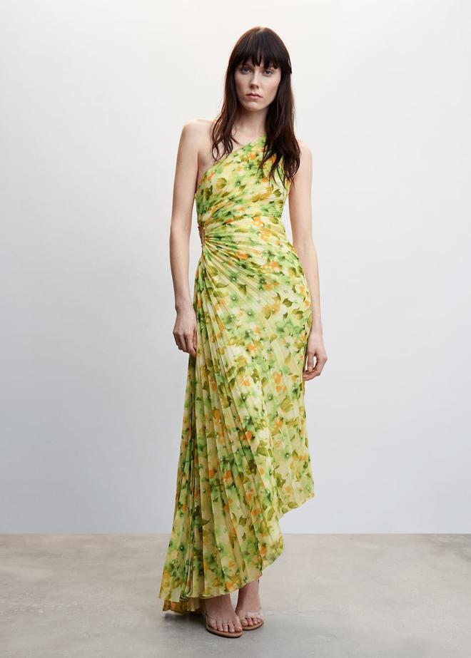 Vestido de invitada plisado con escote asimétrico de Mango