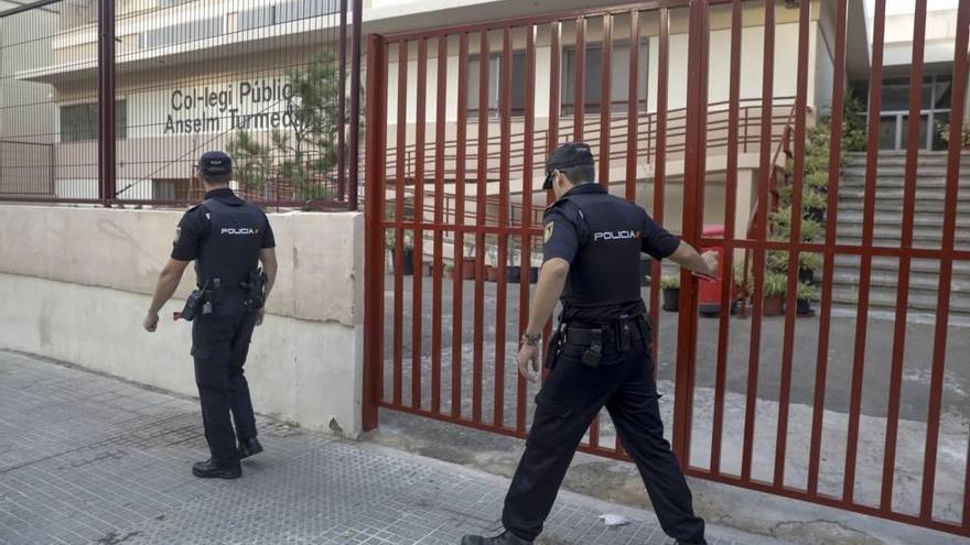 Dos agentes de la Policía Nacional patrullan junto al Colegio Anselm Turmeda de Son Roca.