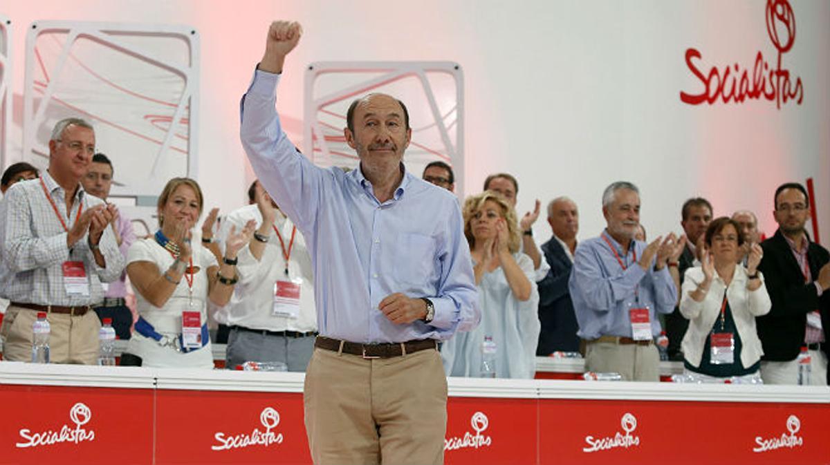 Rubalcaba s’acomiada emocionat dels seus companys amb una gran ovació.