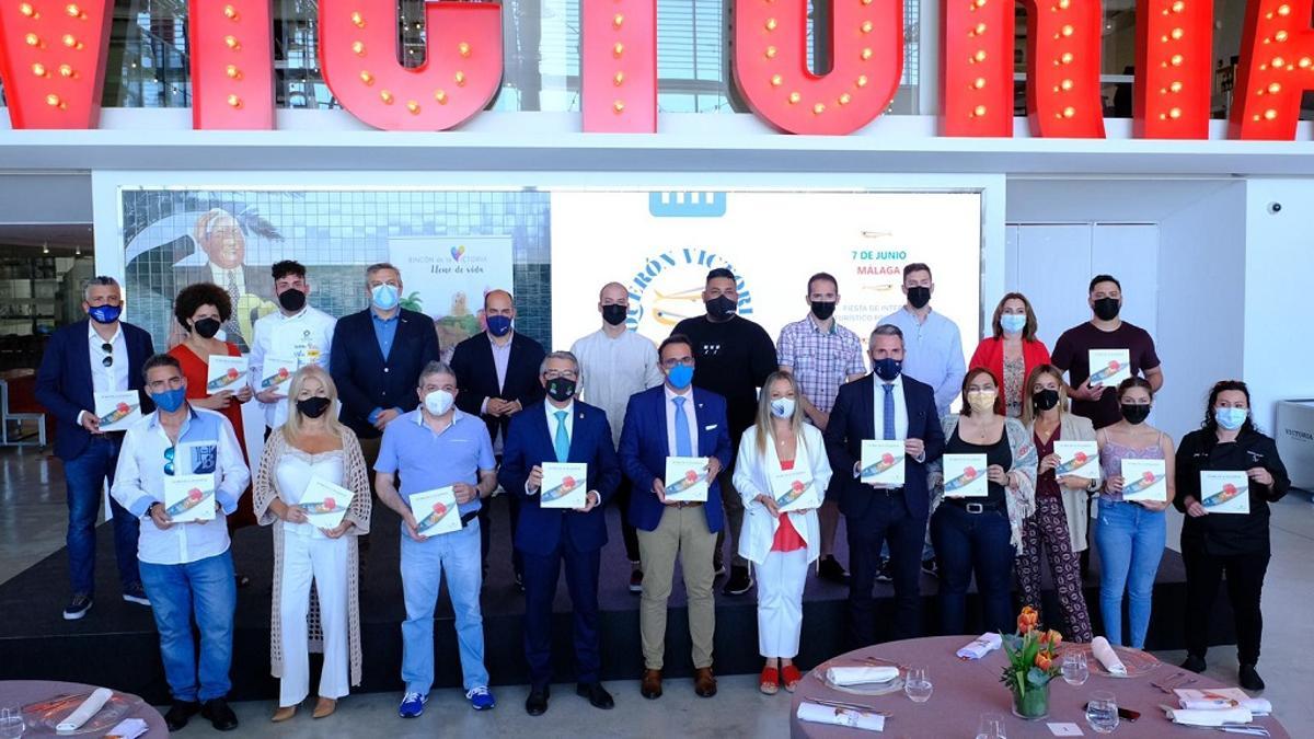 Foto de familia de los participantes en el tercer recetario de Rincón, el boquerón.