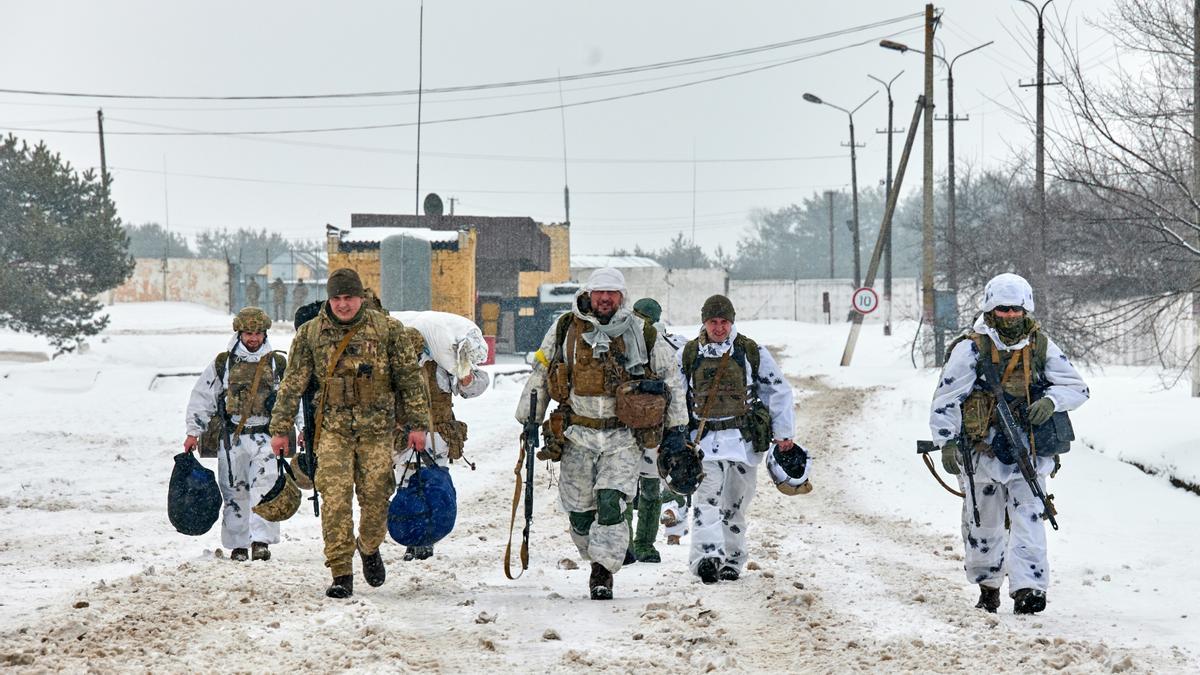 El número de efectivos del Ejército ucraniano pasa de tener 250.000 hombres a 350.000.