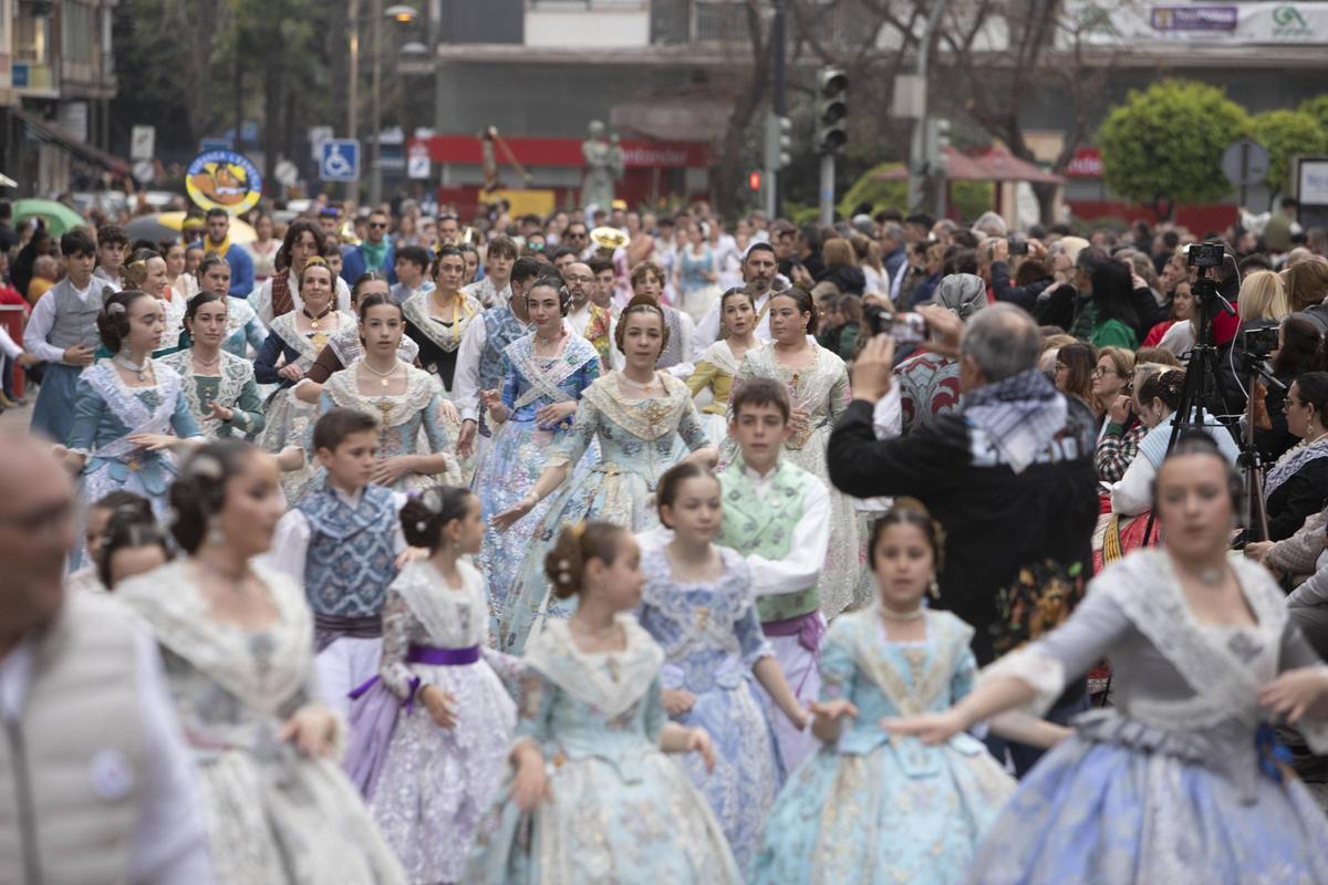 Falleros de una comisión infantil, en un desfile en la semana fallera, en una imagen de archivo.
