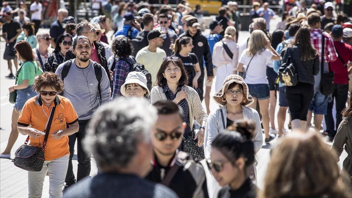 Turistas en Barcelona, cerca de la Sagrada Família, en mayo pasado.