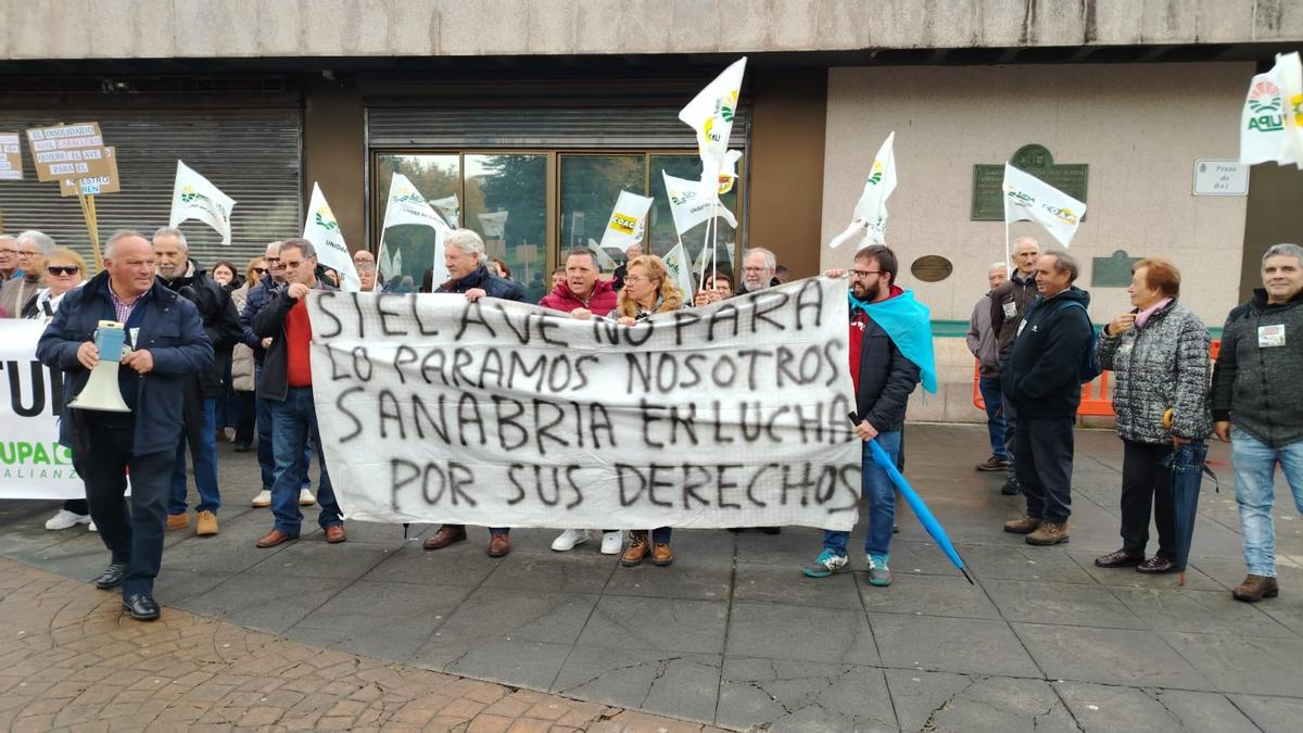 VÍDEO | "¡Si no para, no pasa!": así protestan los zamoranos en Vigo contra la supresión de paradas del AVE en Sanabria