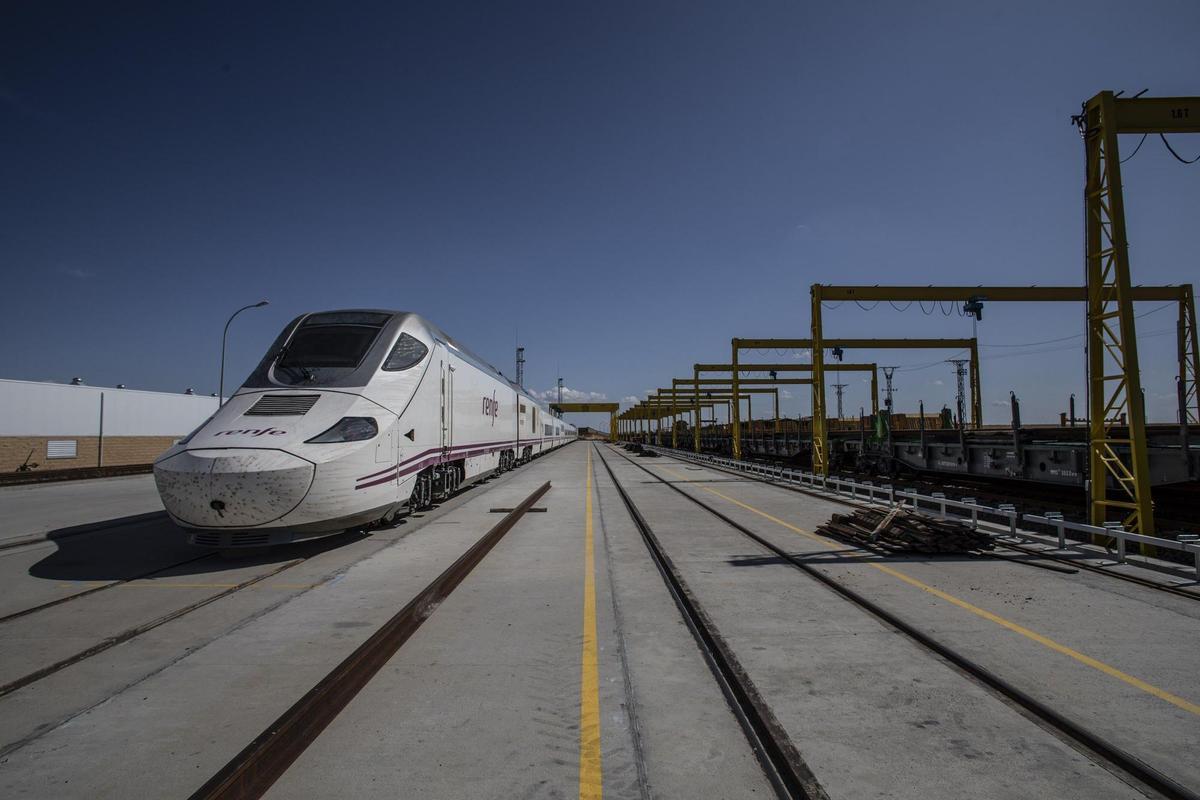 Un tren AVE en una estación de Zamora.