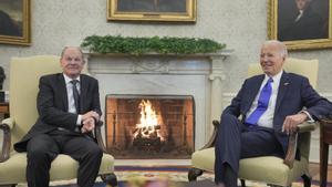 El canciller alemán, Olaf Scholz, y el presidente de EEUU, Joe Biden, este viernes en el Despacho Oval de la Casa Blanca.