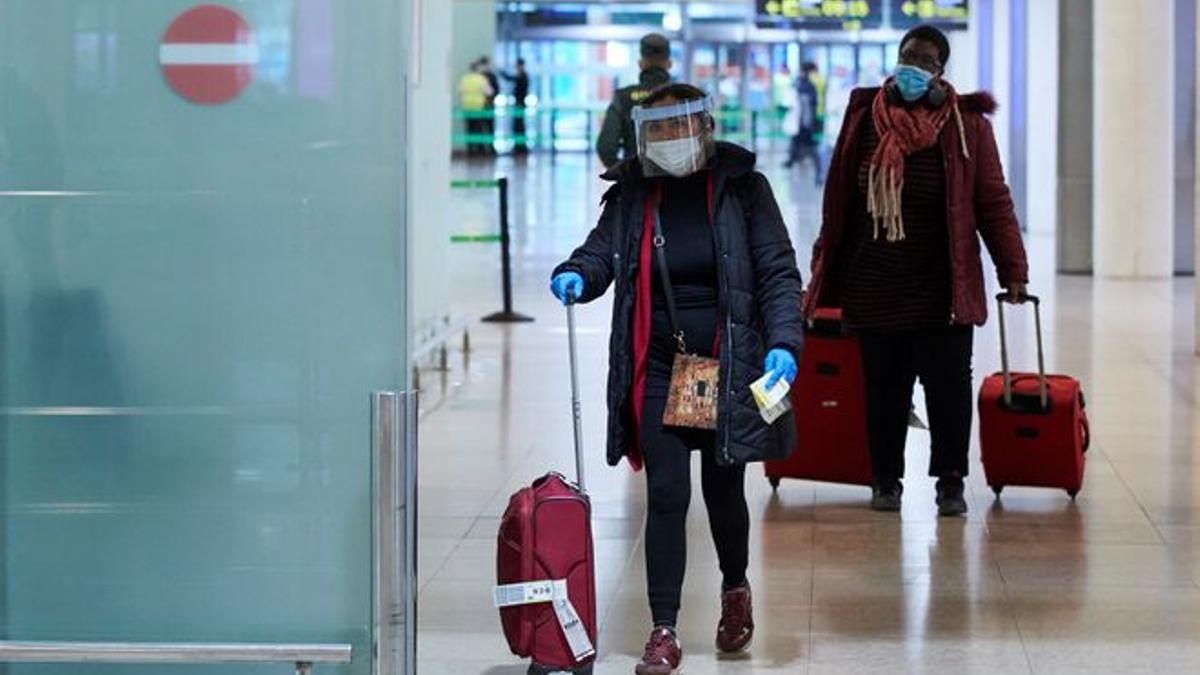 Turistas llegando al aeropuerto de Madrid-Barajas.