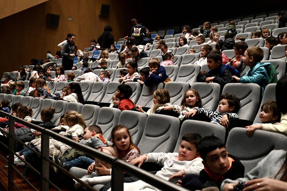 Asistentes, en la mañana de este martes, a la primera de las funciones de Vuelapluma.