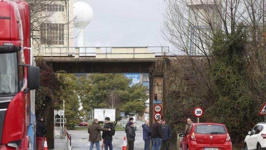 Un piquete, en la puerta de acceso a la fábrica de La Maruca, ayer, a la hora del cambio de turno de las 14.00 horas.