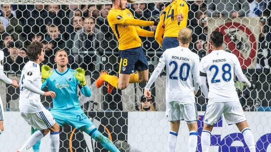 Saúl cabeceando el primer gol del Atlético en Copenhague.