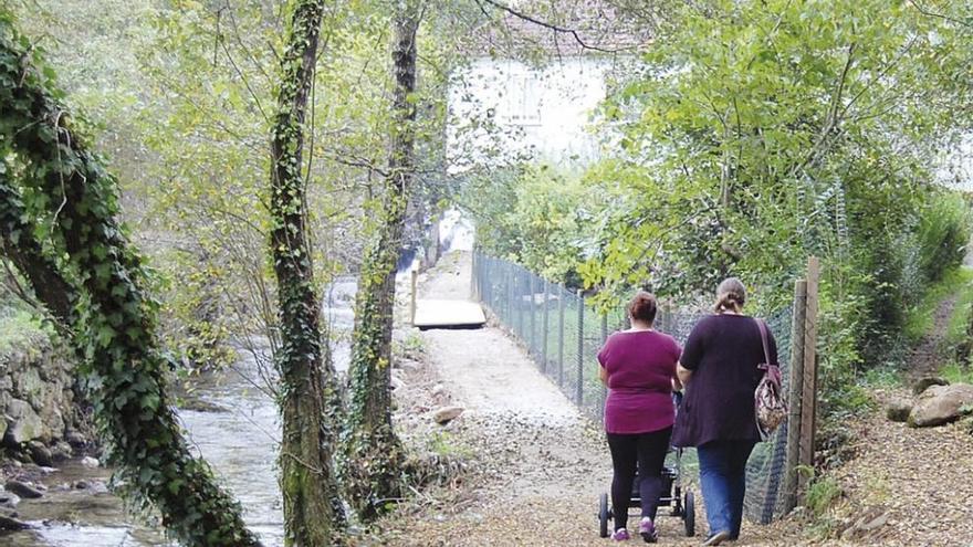 Imagen del paseo por el río Alvedosa, que se ampliará en dirección hacia el centro de Redondela. // FdV