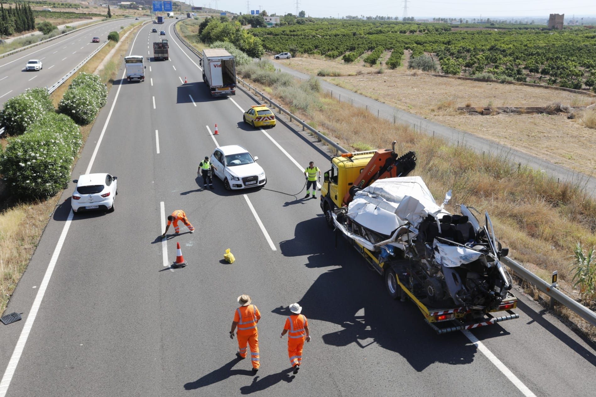 Un hombre grave tras chocar con su furgoneta en la A-7