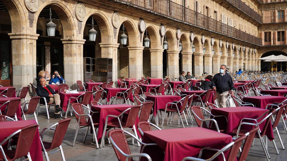 Una terraza semivacía en Salamanca, en el primer día de su confinamiento.