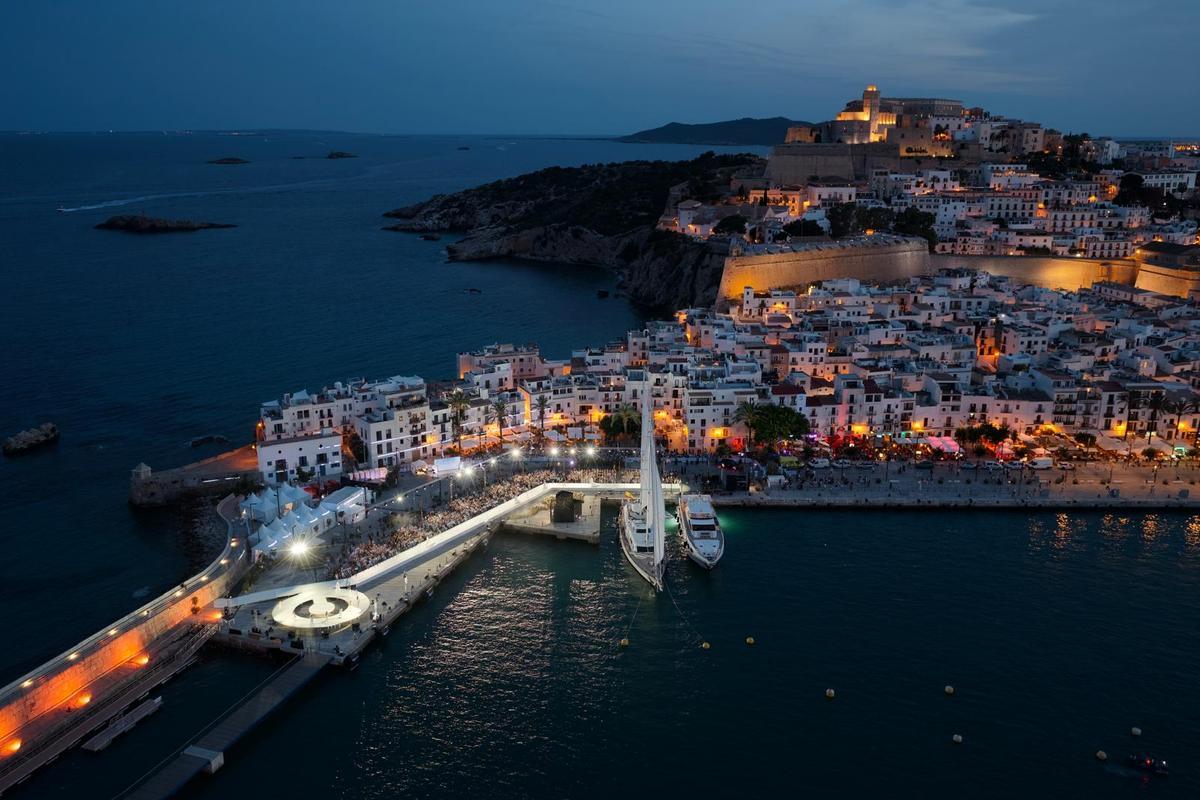 Vista aérea del puerto de Ibiza durante el desfile, coronado por Dalt Vila