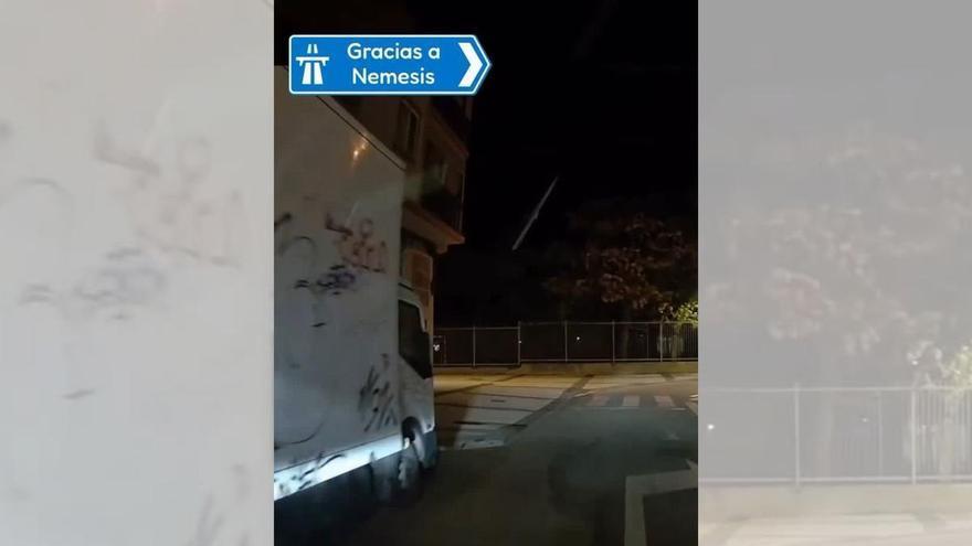 La peligrosa maniobra de un usuario de Bizi Zaragoza que obliga a un coche a frenar en seco para evitar un atropello