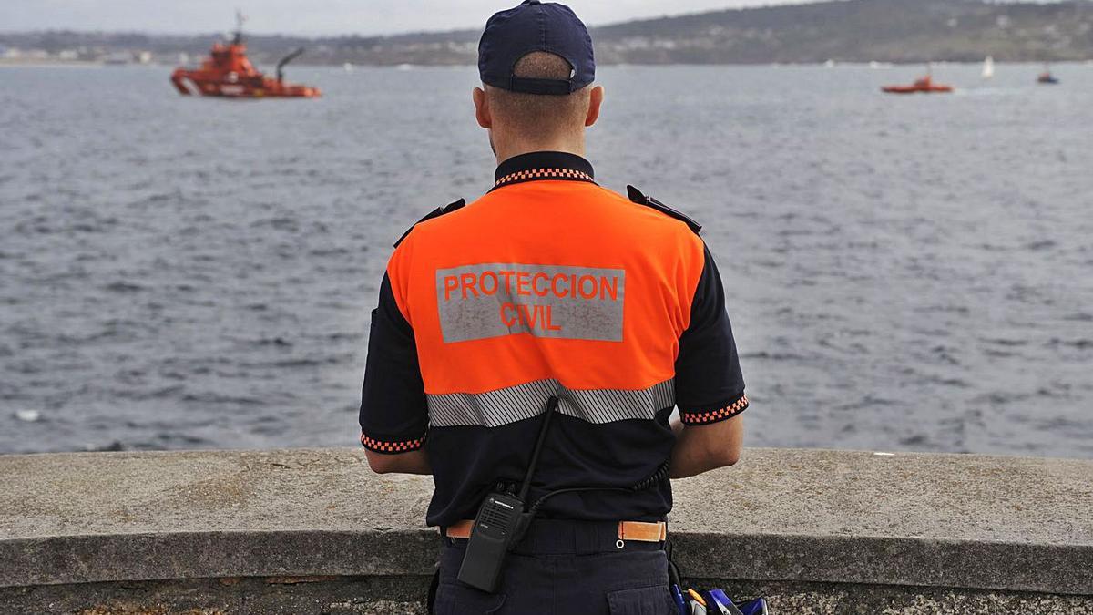 Un voluntario de Protección Civil de A Coruña, en un operativo marítimo.