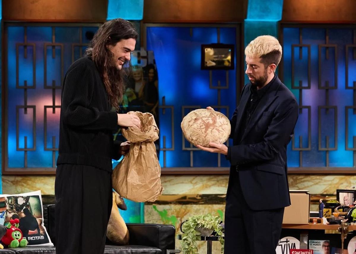 Oliver Laxe, director de Sirat, junto al presentador David Broncano en La Revuelta.