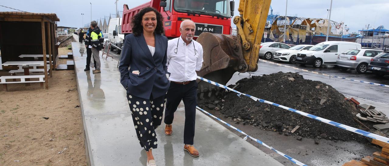 La presidenta de Portos de Galicia, Susana Lenguas, junto al patrón mayor de Bueu, José Manuel Rosas, en las obras del proyecto para mejorar la accesibilidad al puerto de Bueu.