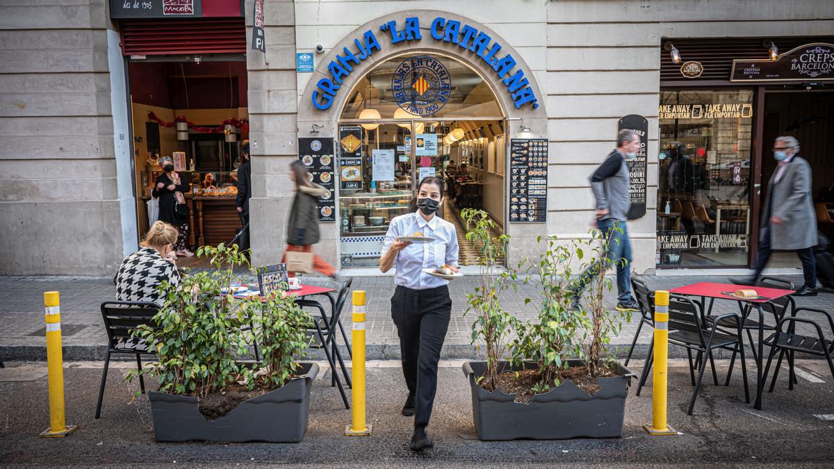 Terraza de Granja La Catalana con autorización extraordinaria en Rambla Catalunya, que ultima su proyecto para instalar lo antes posible una plataforma de diseño.