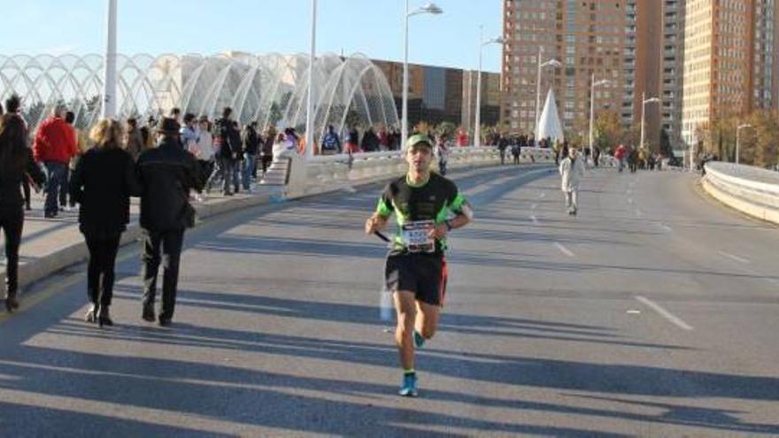 Rubén Cerdá cubre los primeros metros del Maratón Divina Pastora mientras los espectadores abandonan el puente.
