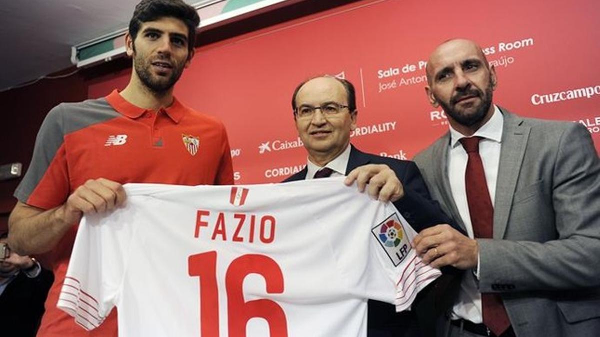 Fazio, presentado en el Sevilla, junto al presidente Pepe Castro y Monchi, director deportivo