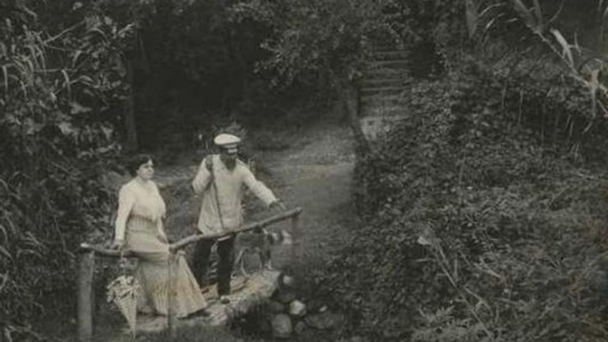 Emília, germanastra d’Àurea, i el seu home, a la finc a d’Arenys, el 1910- | ARXIU COMARCAL DE L’ALT