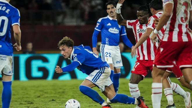 Dos minutos de Jacobo para derribar la fortaleza del líder: El Real Oviedo empata sobre la bocina en Almería (2-2)