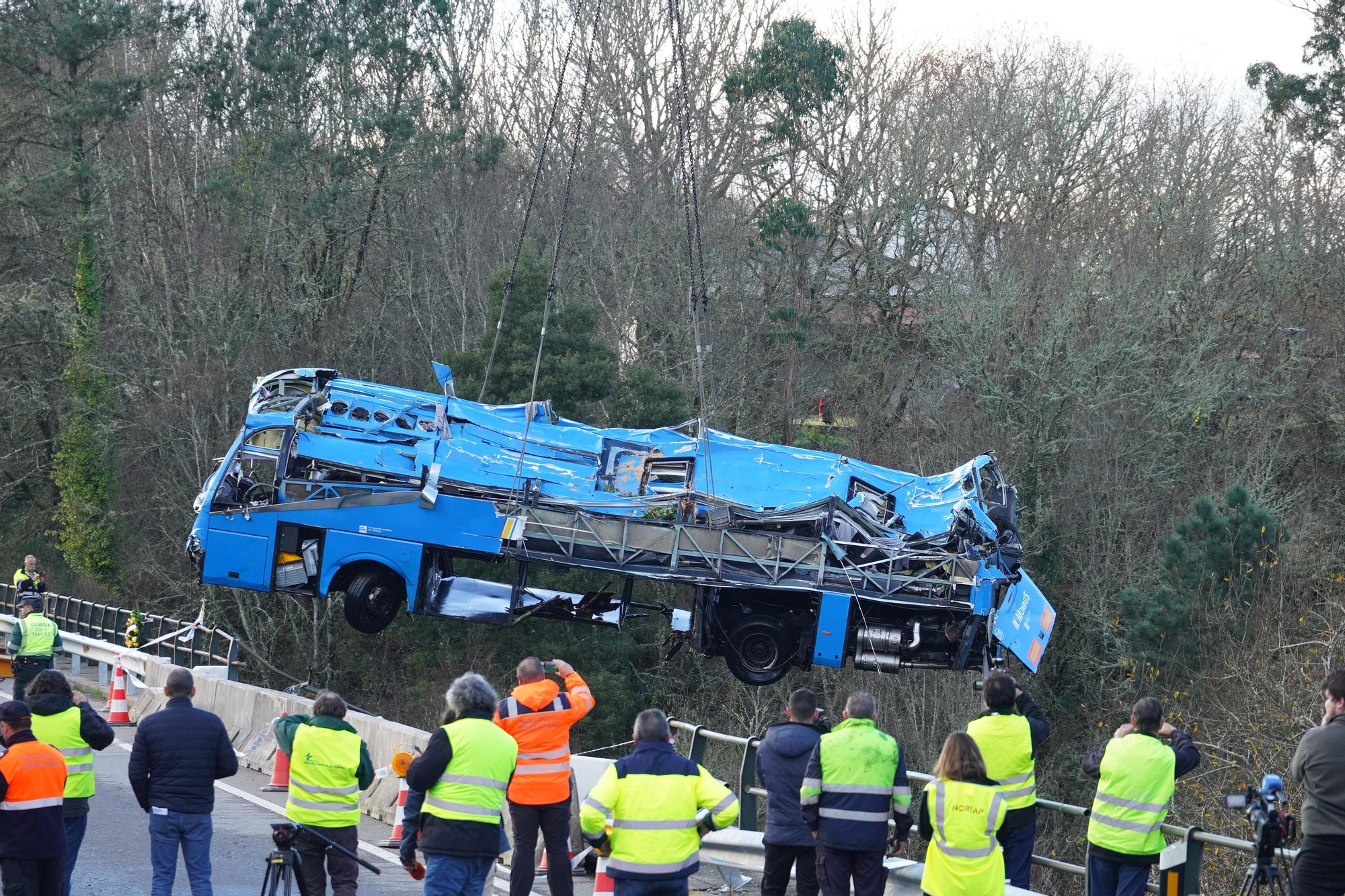 El izado del bus siniestrado en el río Lérez