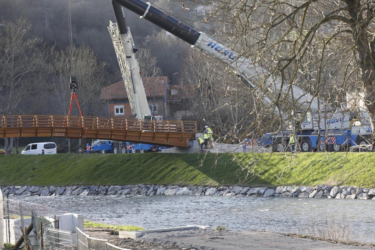 Así se instaló la pasarela peatonal de La Chalana, en Laviana