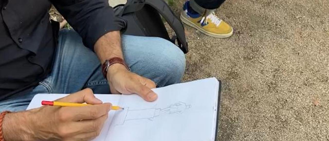 Alumno de la EMAO dibujando al aire libre en la Alameda