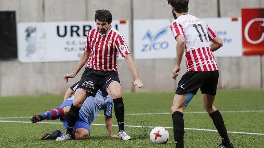 Jabuto se va de un rival del Ceares, con Osky de espaldas.