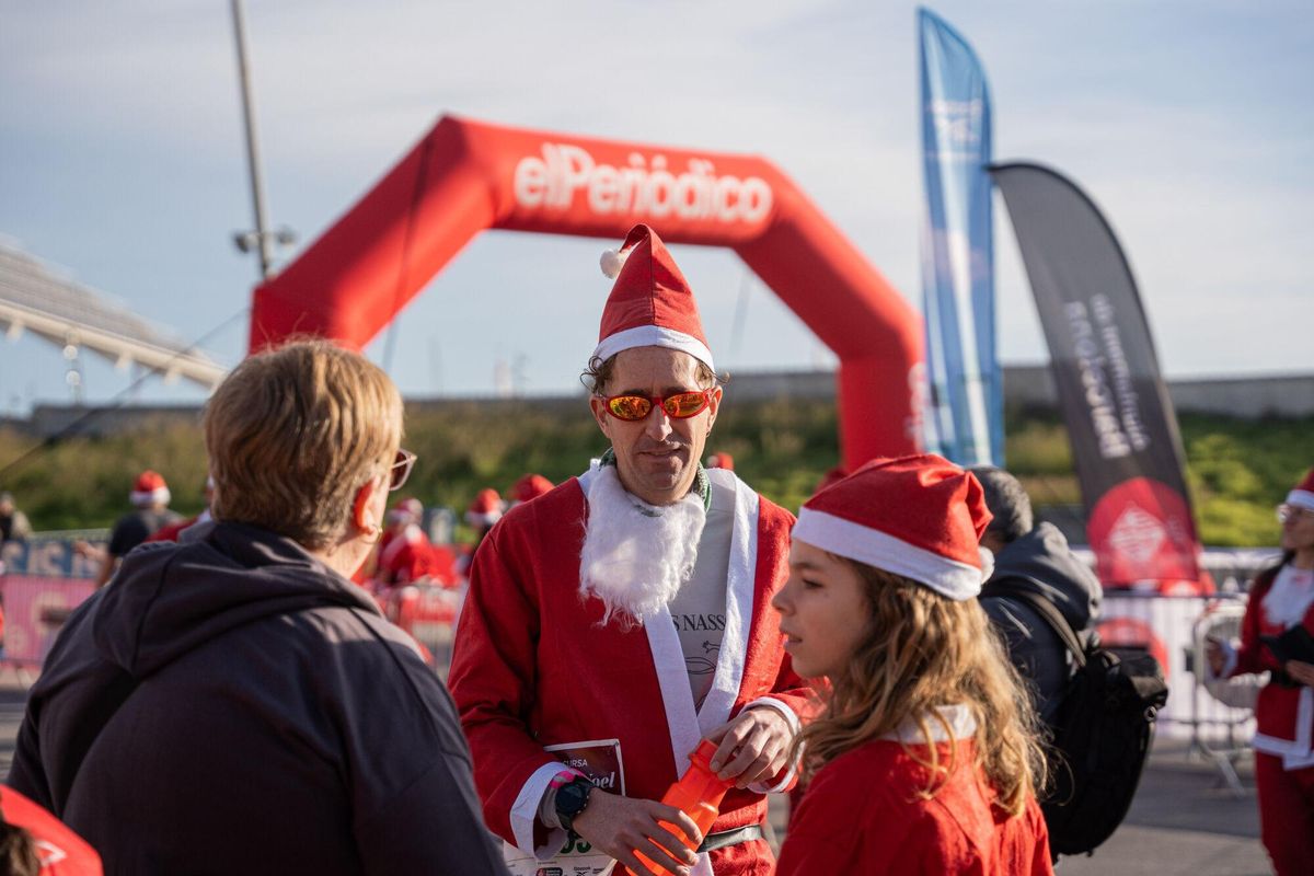 Cientos de Santa Claus corren por Barcelona en la primera Cursa del Pare Noel