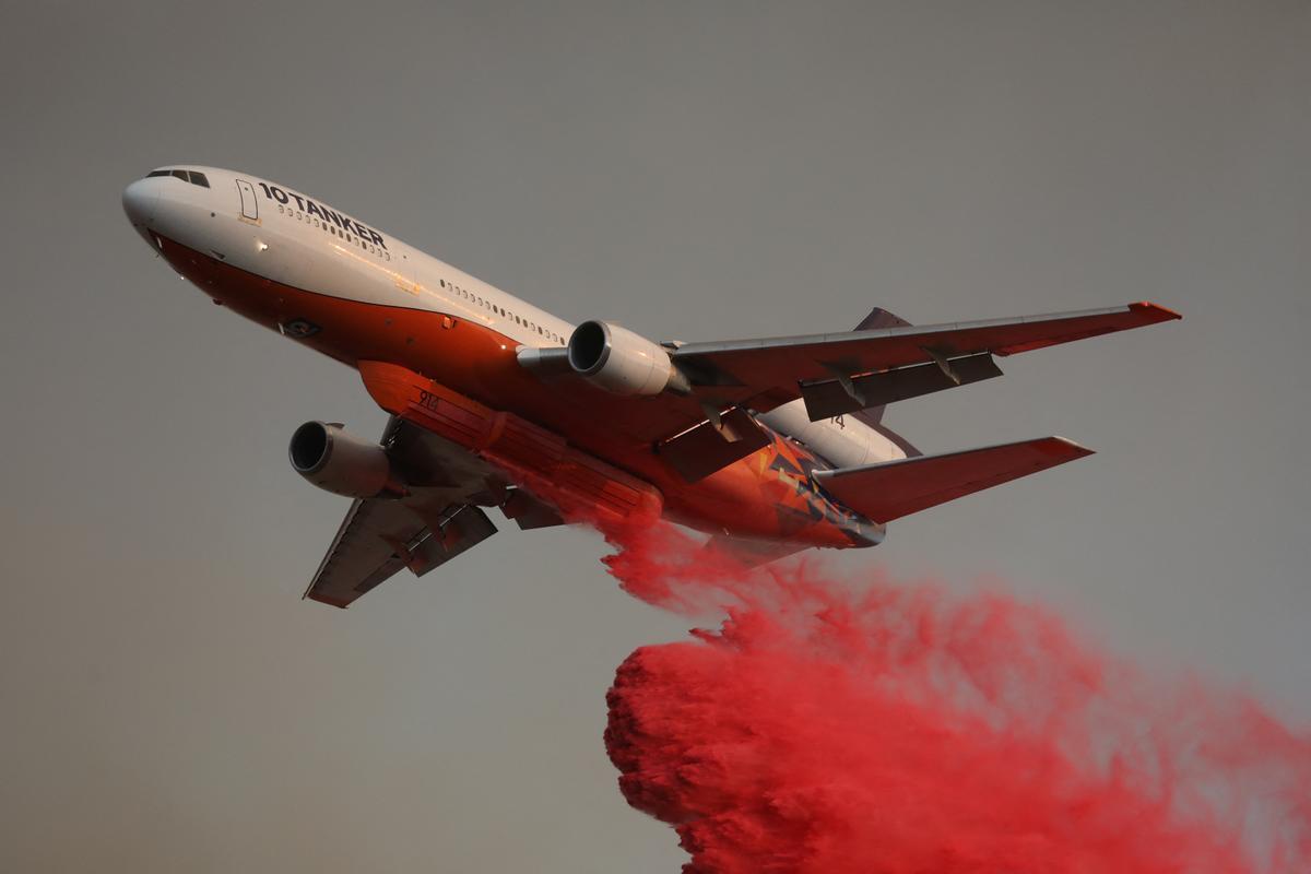 Lucha sin tregua contra el fuego en Hemet (California)