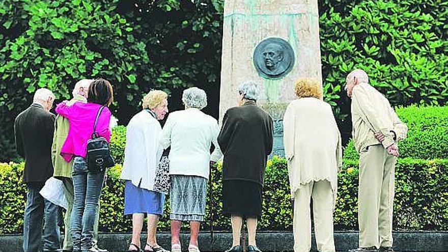 Los presentes, durante el acto conmemorativo delante del medallón con la efigie de Francisco Franco.