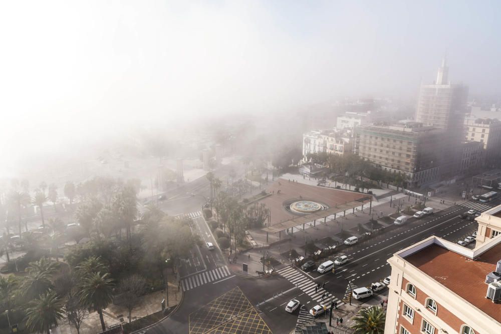 Málaga amanece bajo una capa de niebla