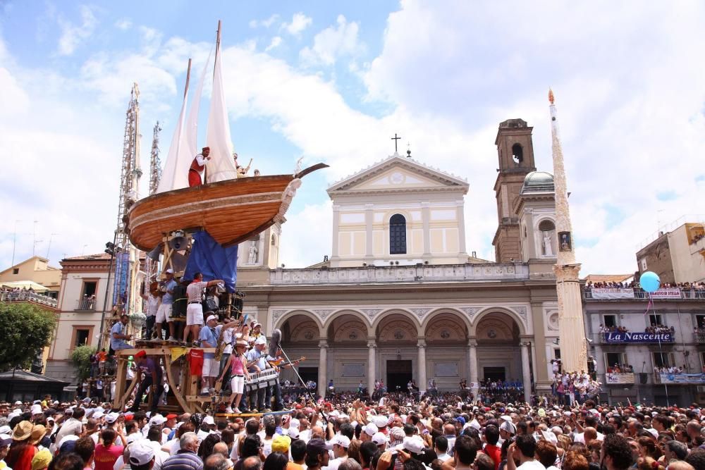 Italia - En toda Italia, y más especialmente en los centros históricos de las ciudades de Nola, Palmi, Sassari y Viterbo, tienen lugar procesiones católicas en las que se llevan a cuestas estructuras simbólicas de gran tamaño.