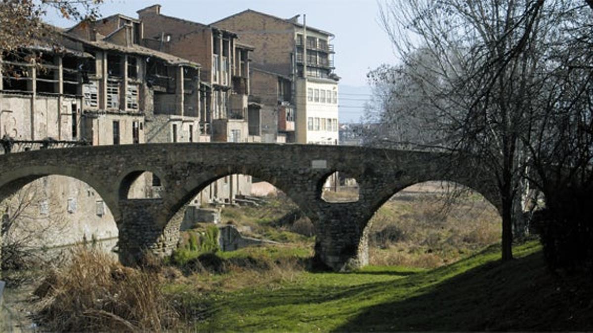Puente románico sobre el río Mèder.