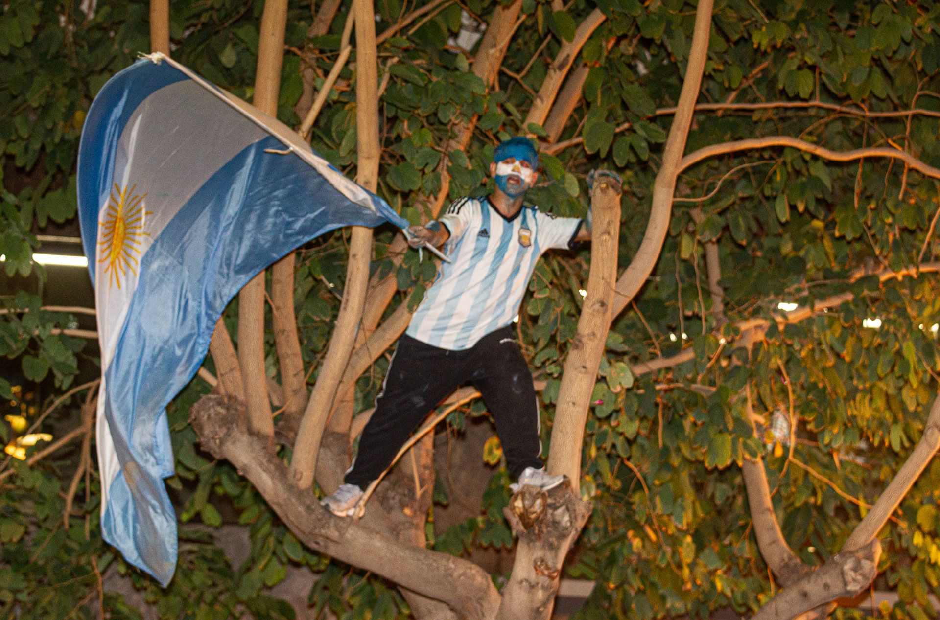 Aficionados argentinos celebran la victoria de su selección en las calles de Alicante