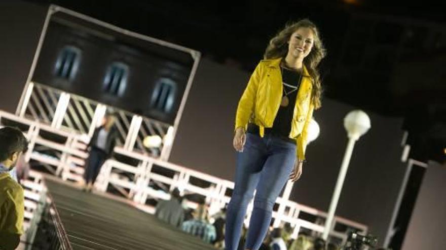 Las niñas y las candidatas adultas durante el ensayo de ayer en la pasarela del Puerto.