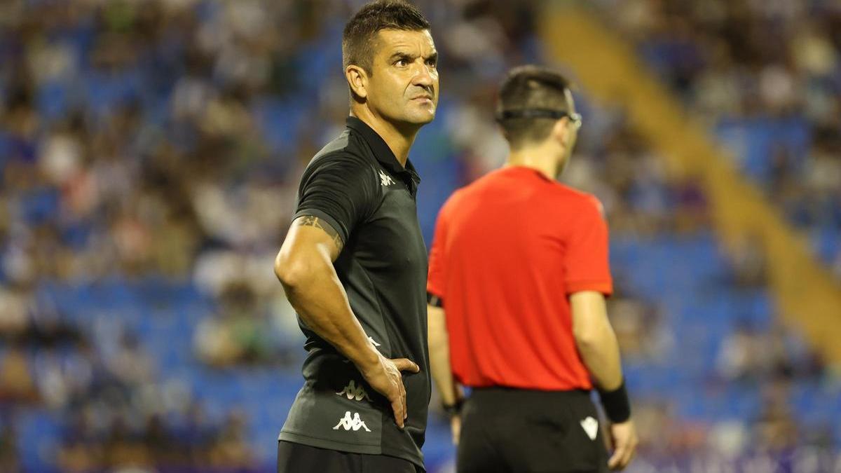 Rubén Torrecilla observa el partido con gesto contrariado.