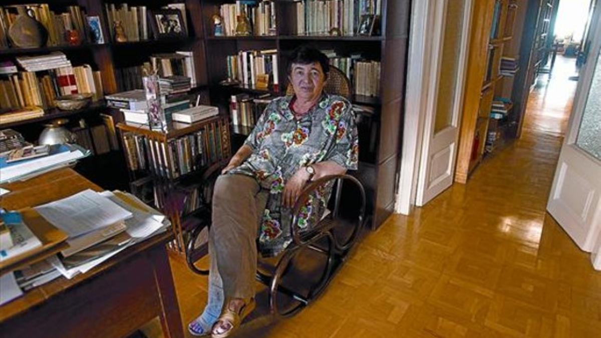 La escritora Ana María Moix en su domicilio del Eixample.