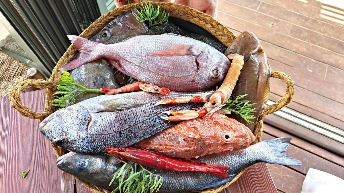 La cesta con la oferta de pescados de Fandango Formentera.