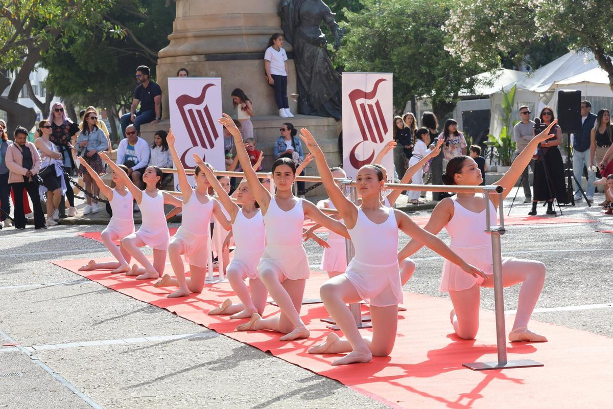 Todas las imágenes de la clase celebrada por el Convservatori de Ibiza en el Dia de la danza en Vara de Rey
