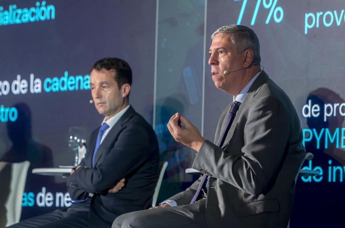 Archivo - (I-D) El presidente de Indra, Ángel Escribano, y el consejero delegado de Indra Group, José Vicente de los Mozos, durante una reunión para trabajar en los Programas Especiales de Modernización (PEM), en IFEMA, a 29 de octubre de 2025, en Madrid