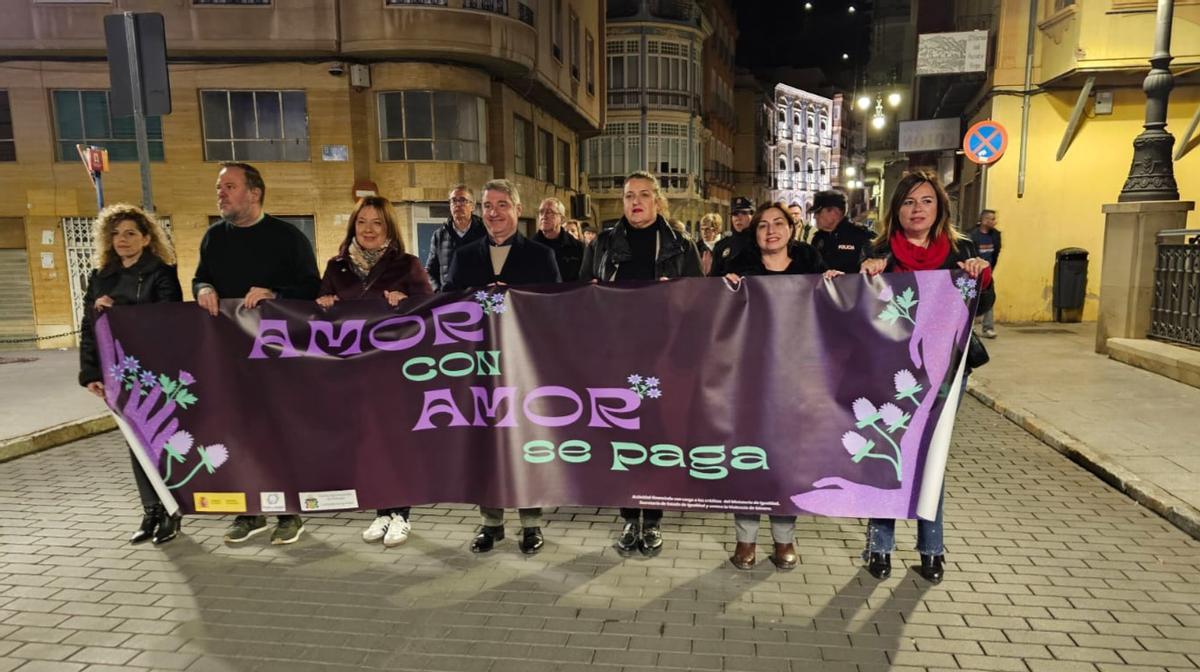 El alcalde y concejales en la cabecera de la marcha