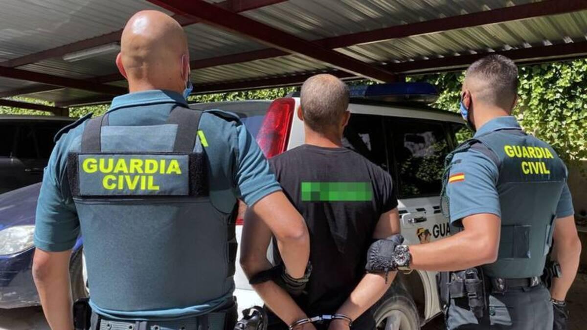 Imagen de archivo de un detenido por la Guardia Civil anteriormente