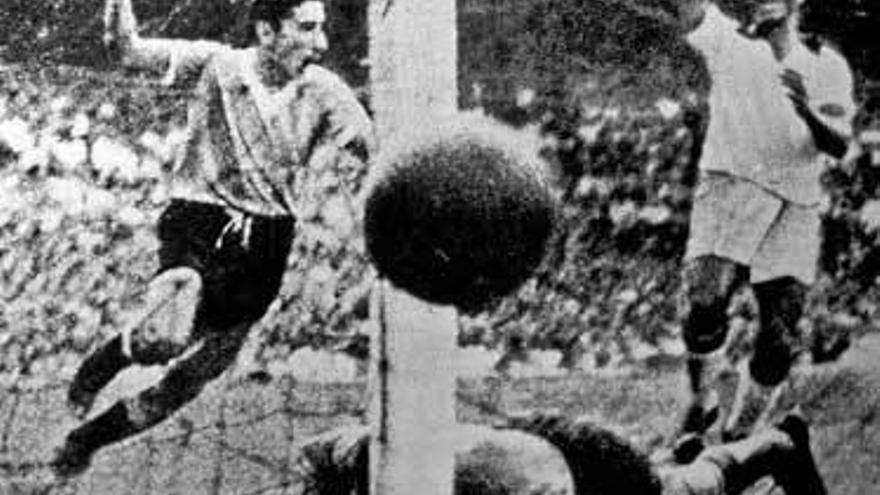 PARA LA HISTORIA Ghiggia, a la izquierda de la imagen, celebra el segundo gol de Uruguay en la final de la Copa del Mundo de 1950, disputada en Maracaná.